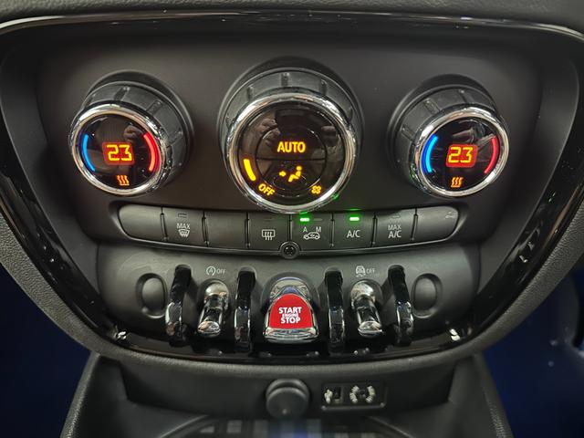 ＭＩＮＩ クーパーＳ　クラブマン　純正ナビ　Ｂｌｕｅｔｏｏｔｈ　ミラーＥＴＣ　純正１７ＡＷ　ＨＩＤヘッドライト　クルコン　シートカバー　禁煙車　記録簿　スペアキー（17枚目）