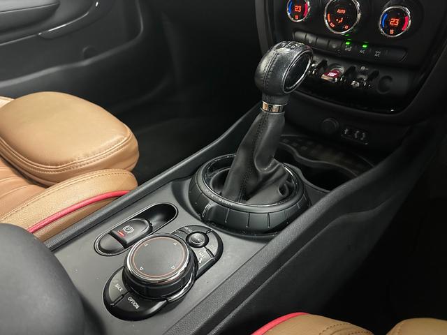 ＭＩＮＩ クーパーＳ　クラブマン　純正ナビ　Ｂｌｕｅｔｏｏｔｈ　ミラーＥＴＣ　純正１７ＡＷ　ＨＩＤヘッドライト　クルコン　シートカバー　禁煙車　記録簿　スペアキー（18枚目）