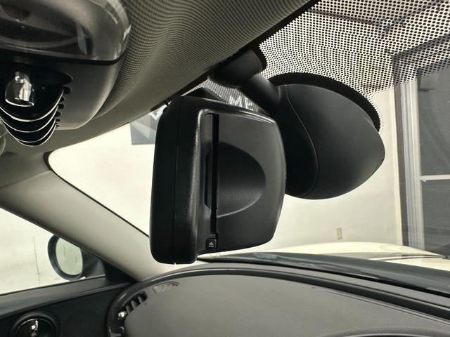 ＭＩＮＩ クーパーＳ　クラブマン　純正ナビ　Ｂｌｕｅｔｏｏｔｈ　ミラーＥＴＣ　純正１７ＡＷ　ＨＩＤヘッドライト　クルコン　シートカバー　禁煙車　記録簿　スペアキー（19枚目）