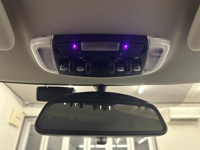 ＭＩＮＩ クーパーＳ　クラブマン　純正ナビ　Ｂｌｕｅｔｏｏｔｈ　ミラーＥＴＣ　純正１７ＡＷ　ＨＩＤヘッドライト　クルコン　シートカバー　禁煙車　記録簿　スペアキー（20枚目）