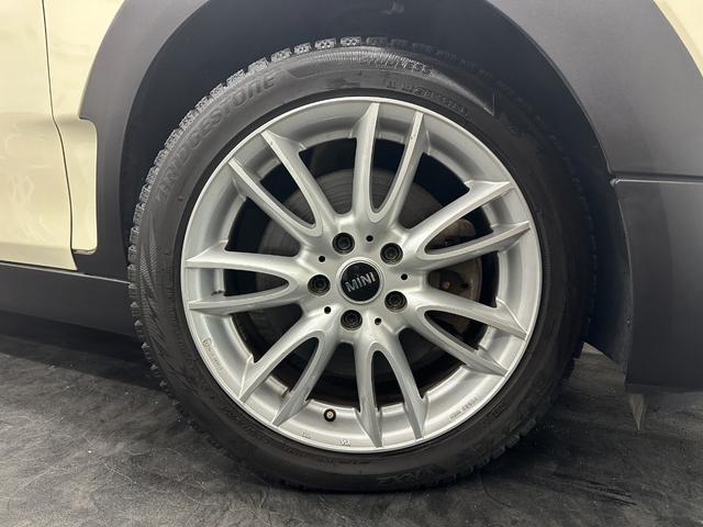 ＭＩＮＩ クーパーＳ　クラブマン　純正ナビ　Ｂｌｕｅｔｏｏｔｈ　ミラーＥＴＣ　純正１７ＡＷ　ＨＩＤヘッドライト　クルコン　シートカバー　禁煙車　記録簿　スペアキー（25枚目）