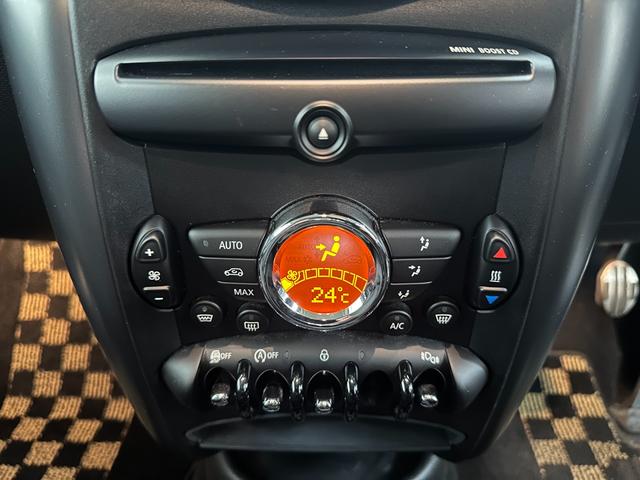 ＭＩＮＩ クーパーＳ　クロスオーバー　オール４　４ＷＤターボ　６ＭＴ　ワンオーナー　純正１７ＡＷ　ＨＩＤヘッドライト　ＥＴＣ　ルーフレール　ＡＵＸ外部入力　禁煙車　記録簿（18枚目）