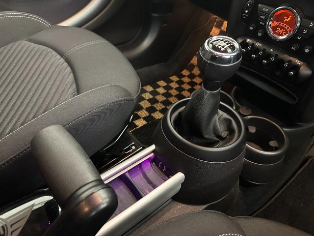 ＭＩＮＩ クーパーＳ　クロスオーバー　オール４　４ＷＤターボ　６ＭＴ　ワンオーナー　純正１７ＡＷ　ＨＩＤヘッドライト　ＥＴＣ　ルーフレール　ＡＵＸ外部入力　禁煙車　記録簿（19枚目）