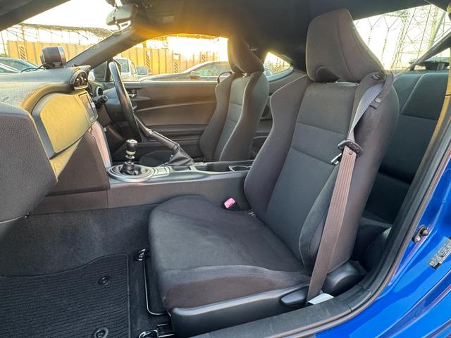 BRZ R 6速MT フジツボマフラー BLITZ車高調 17インチAW Defi3連メーター 社外エアクリ カロッツェリアナビ フルセグTV HIDヘッドライト LEDデイライト ドラレコ ETC(19枚目)