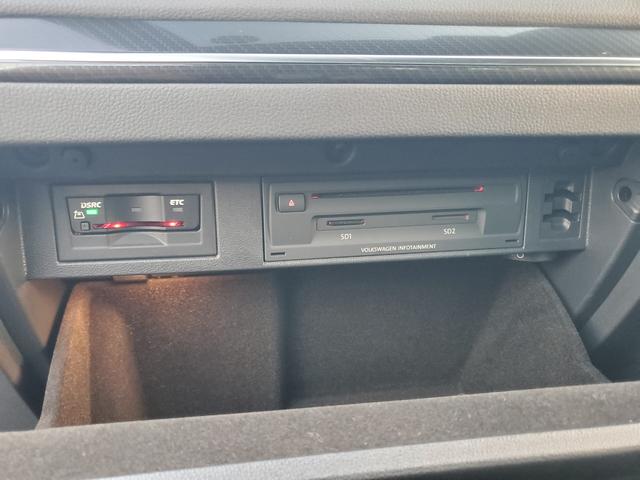 ゴルフＲヴァリアント ベースグレード　Ｒ専用レザーシート　Ｒ専用サス　ナビ・フルセグＴＶ　　ＡｐｐｌｅＣａｒＰｌａｙ　バックカメラ　アダプティブクルーズコントロール　ブラインドスポットアシスト　専用バンパー１８インチアルミホイール（6枚目）