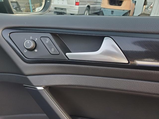 ゴルフＲヴァリアント ベースグレード　Ｒ専用レザーシート　Ｒ専用サス　ナビ・フルセグＴＶ　　ＡｐｐｌｅＣａｒＰｌａｙ　バックカメラ　アダプティブクルーズコントロール　ブラインドスポットアシスト　専用バンパー１８インチアルミホイール（18枚目）