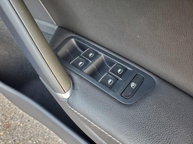 ゴルフＲヴァリアント ベースグレード　Ｒ専用レザーシート　Ｒ専用サス　ナビ・フルセグＴＶ　　ＡｐｐｌｅＣａｒＰｌａｙ　バックカメラ　アダプティブクルーズコントロール　ブラインドスポットアシスト　専用バンパー１８インチアルミホイール（19枚目）
