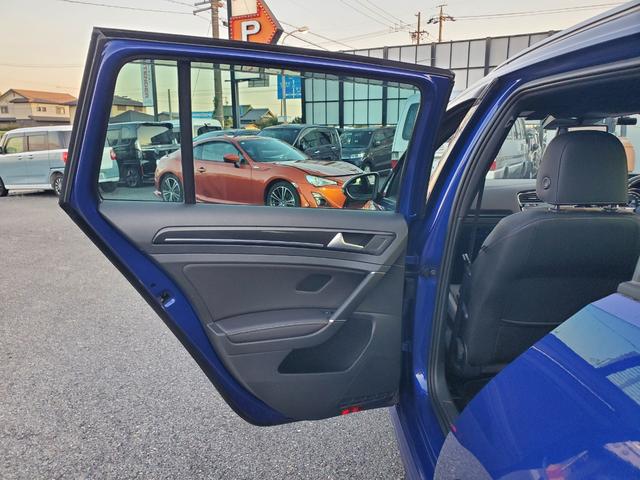 ゴルフＲヴァリアント ベースグレード　Ｒ専用レザーシート　Ｒ専用サス　ナビ・フルセグＴＶ　　ＡｐｐｌｅＣａｒＰｌａｙ　バックカメラ　アダプティブクルーズコントロール　ブラインドスポットアシスト　専用バンパー１８インチアルミホイール（32枚目）