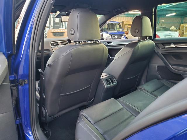 ゴルフＲヴァリアント ベースグレード　Ｒ専用レザーシート　Ｒ専用サス　ナビ・フルセグＴＶ　　ＡｐｐｌｅＣａｒＰｌａｙ　バックカメラ　アダプティブクルーズコントロール　ブラインドスポットアシスト　専用バンパー１８インチアルミホイール（47枚目）