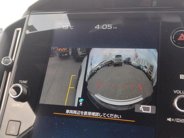 ハンドル操作に連動してガイドラインが動き、バック時の予測進路を表示し駐車をサポートします