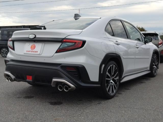 4本出しマフラーが精悍なリアビューです