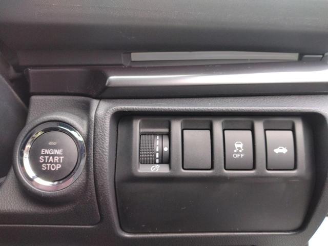 プッシュ式エンジンスターター、トランクもこちらのスイッチで開けられます