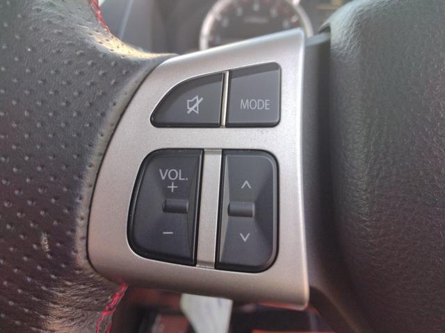 ハンドルにも目立つ傷や擦れは御座いません。目線を大きくそらすことなくボタンの操作を行うことができます。