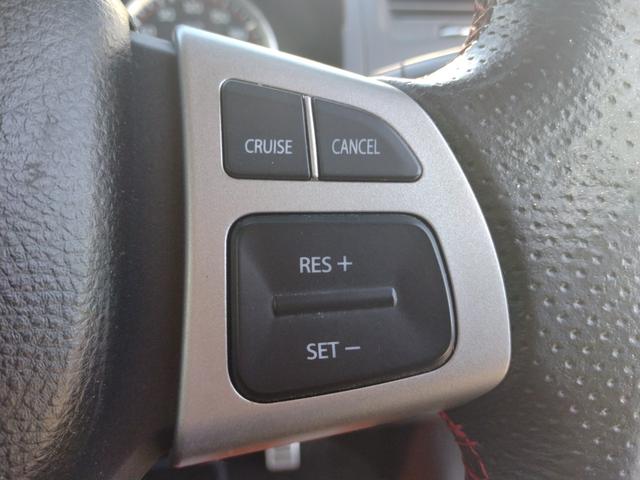 高速道路で便利なクルーズコントロール機能が付いていますよ。速度を設定するとアクセルを踏まなくても一定の速度で走ることができるので足を休ませる事ができますね。