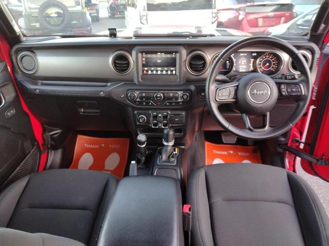 ジープ・ラングラーアンリミテッド スポーツ　４ＷＤ　クリアランスソナー　オートクルーズコントロール　衝突被害軽減システム　オートライト　スマートキー　アイドリングストップ　ＡＴ　盗難防止システム　ＵＳＢ　ミュージックプレイヤー接続可　ＡＢＳ（3枚目）