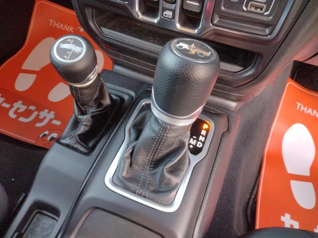 ジープ・ラングラーアンリミテッド スポーツ　４ＷＤ　クリアランスソナー　オートクルーズコントロール　衝突被害軽減システム　オートライト　スマートキー　アイドリングストップ　ＡＴ　盗難防止システム　ＵＳＢ　ミュージックプレイヤー接続可　ＡＢＳ（7枚目）