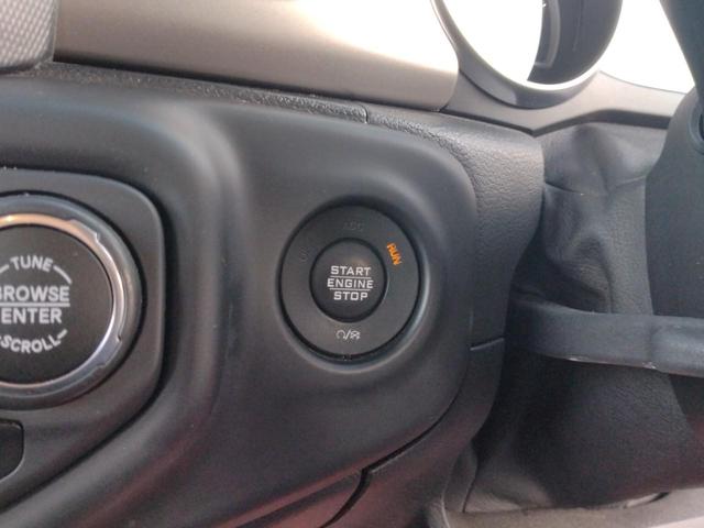 ジープ・ラングラーアンリミテッド スポーツ　４ＷＤ　クリアランスソナー　オートクルーズコントロール　衝突被害軽減システム　オートライト　スマートキー　アイドリングストップ　ＡＴ　盗難防止システム　ＵＳＢ　ミュージックプレイヤー接続可　ＡＢＳ（9枚目）