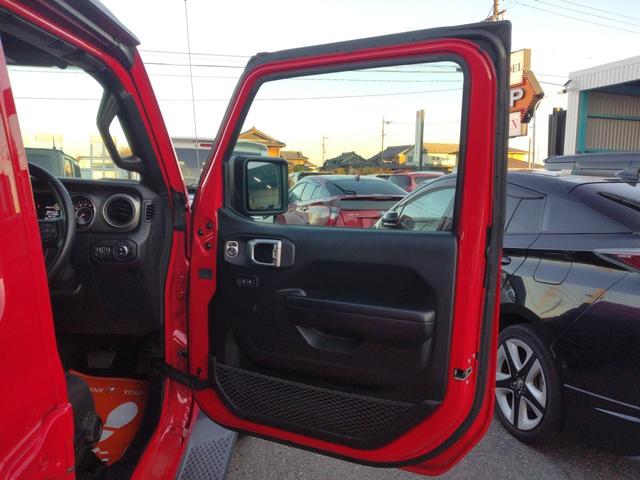 ジープ・ラングラーアンリミテッド スポーツ　４ＷＤ　クリアランスソナー　オートクルーズコントロール　衝突被害軽減システム　オートライト　スマートキー　アイドリングストップ　ＡＴ　盗難防止システム　ＵＳＢ　ミュージックプレイヤー接続可　ＡＢＳ（22枚目）