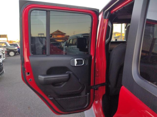 ジープ・ラングラーアンリミテッド スポーツ　４ＷＤ　クリアランスソナー　オートクルーズコントロール　衝突被害軽減システム　オートライト　スマートキー　アイドリングストップ　ＡＴ　盗難防止システム　ＵＳＢ　ミュージックプレイヤー接続可　ＡＢＳ（26枚目）