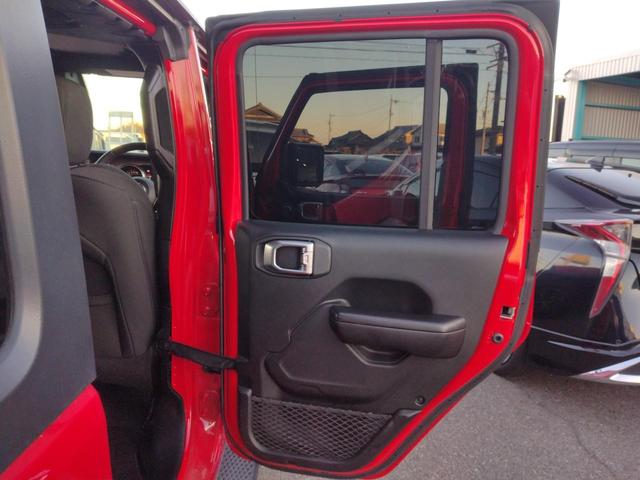 ジープ・ラングラーアンリミテッド スポーツ　４ＷＤ　クリアランスソナー　オートクルーズコントロール　衝突被害軽減システム　オートライト　スマートキー　アイドリングストップ　ＡＴ　盗難防止システム　ＵＳＢ　ミュージックプレイヤー接続可　ＡＢＳ（31枚目）