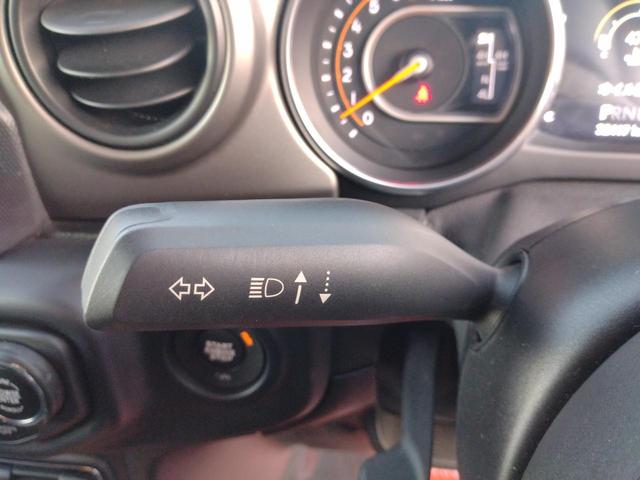 ジープ・ラングラーアンリミテッド スポーツ　４ＷＤ　クリアランスソナー　オートクルーズコントロール　衝突被害軽減システム　オートライト　スマートキー　アイドリングストップ　ＡＴ　盗難防止システム　ＵＳＢ　ミュージックプレイヤー接続可　ＡＢＳ（33枚目）