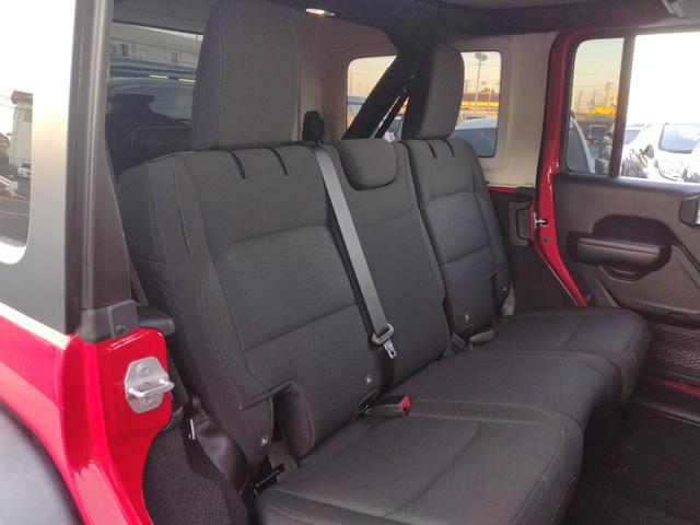 ジープ・ラングラーアンリミテッド スポーツ　４ＷＤ　クリアランスソナー　オートクルーズコントロール　衝突被害軽減システム　オートライト　スマートキー　アイドリングストップ　ＡＴ　盗難防止システム　ＵＳＢ　ミュージックプレイヤー接続可　ＡＢＳ（36枚目）