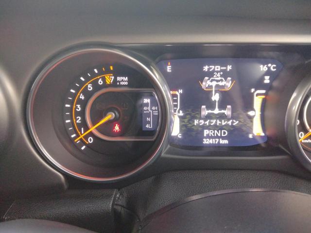 ジープ・ラングラーアンリミテッド スポーツ　４ＷＤ　クリアランスソナー　オートクルーズコントロール　衝突被害軽減システム　オートライト　スマートキー　アイドリングストップ　ＡＴ　盗難防止システム　ＵＳＢ　ミュージックプレイヤー接続可　ＡＢＳ（39枚目）