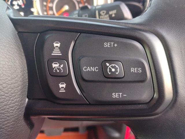 ジープ・ラングラーアンリミテッド スポーツ　４ＷＤ　クリアランスソナー　オートクルーズコントロール　衝突被害軽減システム　オートライト　スマートキー　アイドリングストップ　ＡＴ　盗難防止システム　ＵＳＢ　ミュージックプレイヤー接続可　ＡＢＳ（41枚目）