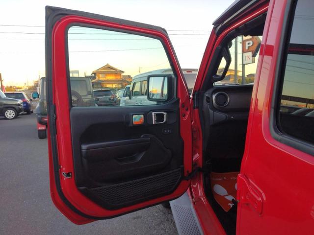 ジープ・ラングラーアンリミテッド スポーツ　４ＷＤ　クリアランスソナー　オートクルーズコントロール　衝突被害軽減システム　オートライト　スマートキー　アイドリングストップ　ＡＴ　盗難防止システム　ＵＳＢ　ミュージックプレイヤー接続可　ＡＢＳ（44枚目）