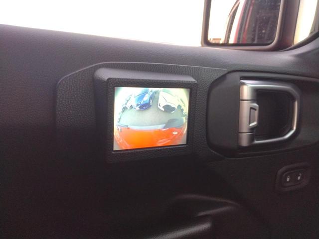 ジープ・ラングラーアンリミテッド スポーツ　４ＷＤ　クリアランスソナー　オートクルーズコントロール　衝突被害軽減システム　オートライト　スマートキー　アイドリングストップ　ＡＴ　盗難防止システム　ＵＳＢ　ミュージックプレイヤー接続可　ＡＢＳ（46枚目）