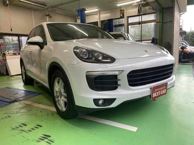 カイエン ベースグレード　ティプトロニックＳ　スポーツクロノパッケージ　４ＷＤ　ナビゲーション＆ＴＶ　ベージュレザー電動シート　ＥＴＣ　ドライブレコーダー　ＨＩＤヘッドライト　純正１８インチアルミ　電動リヤゲート　整備保証付（5枚目）