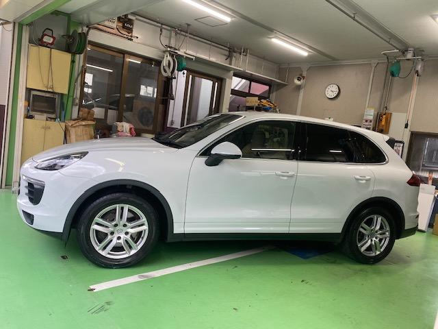 カイエン ベースグレード　ティプトロニックＳ　スポーツクロノパッケージ　４ＷＤ　ナビゲーション＆ＴＶ　ベージュレザー電動シート　ＥＴＣ　ドライブレコーダー　ＨＩＤヘッドライト　純正１８インチアルミ　電動リヤゲート　整備保証付（7枚目）