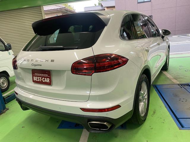 カイエン ベースグレード　ティプトロニックＳ　スポーツクロノパッケージ　４ＷＤ　ナビゲーション＆ＴＶ　ベージュレザー電動シート　ＥＴＣ　ドライブレコーダー　ＨＩＤヘッドライト　純正１８インチアルミ　電動リヤゲート　整備保証付（11枚目）