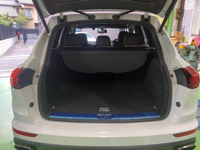 カイエン ベースグレード　ティプトロニックＳ　スポーツクロノパッケージ　４ＷＤ　ナビゲーション＆ＴＶ　ベージュレザー電動シート　ＥＴＣ　ドライブレコーダー　ＨＩＤヘッドライト　純正１８インチアルミ　電動リヤゲート　整備保証付（20枚目）