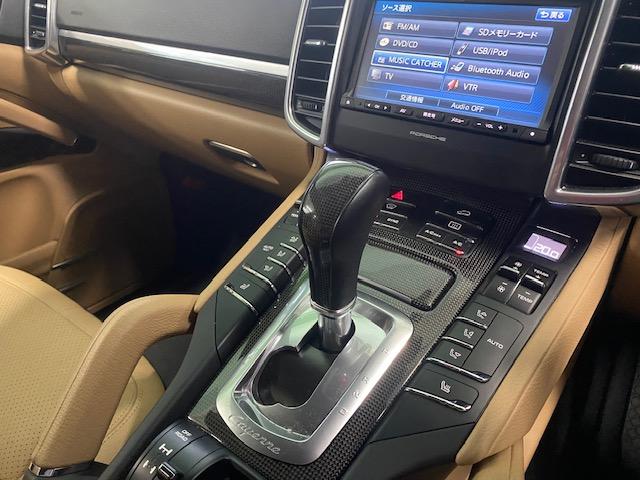 カイエン ベースグレード　ティプトロニックＳ　スポーツクロノパッケージ　４ＷＤ　ナビゲーション＆ＴＶ　ベージュレザー電動シート　ＥＴＣ　ドライブレコーダー　ＨＩＤヘッドライト　純正１８インチアルミ　電動リヤゲート　整備保証付（36枚目）