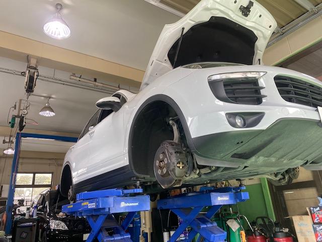 カイエン ベースグレード　ティプトロニックＳ　スポーツクロノパッケージ　４ＷＤ　ナビゲーション＆ＴＶ　ベージュレザー電動シート　ＥＴＣ　ドライブレコーダー　ＨＩＤヘッドライト　純正１８インチアルミ　電動リヤゲート　整備保証付（53枚目）