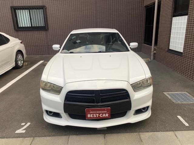 ダッジ・チャージャー ベースグレード　ＳＲＴ仕様　社外２２インチアルミホイール　ローダウン　カスタムレザー電動シート　ＬＥＤヘッドライト　ＰＵＳＨスタート　バックカメラ　クルーズコントロール　スマートキー　ＡＢＳ　エアバック　整備保証付（4枚目）