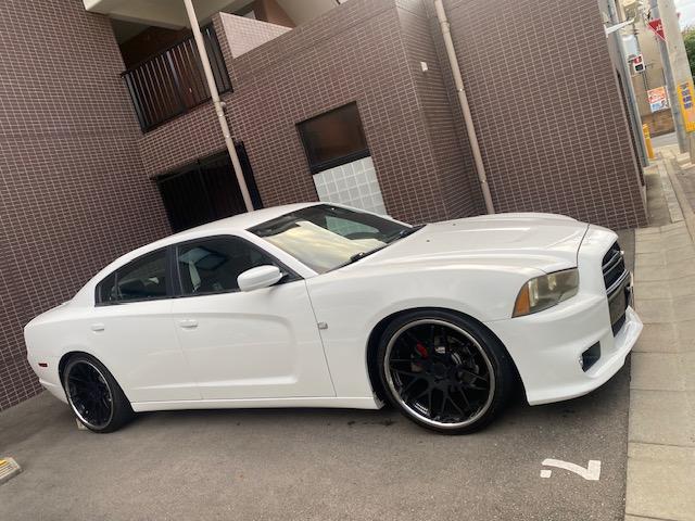 ダッジ・チャージャー ベースグレード　ＳＲＴ仕様　社外２２インチアルミホイール　ローダウン　カスタムレザー電動シート　ＬＥＤヘッドライト　ＰＵＳＨスタート　バックカメラ　クルーズコントロール　スマートキー　ＡＢＳ　エアバック　整備保証付（7枚目）