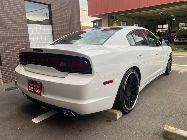 ダッジ・チャージャー ベースグレード　ＳＲＴ仕様　社外２２インチアルミホイール　ローダウン　カスタムレザー電動シート　ＬＥＤヘッドライト　ＰＵＳＨスタート　バックカメラ　クルーズコントロール　スマートキー　ＡＢＳ　エアバック　整備保証付（11枚目）