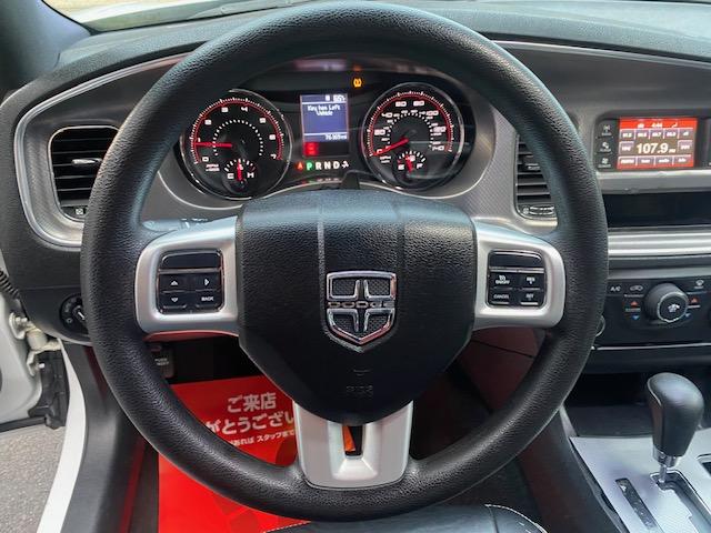 ダッジ・チャージャー ベースグレード　ＳＲＴ仕様　社外２２インチアルミホイール　ローダウン　カスタムレザー電動シート　ＬＥＤヘッドライト　ＰＵＳＨスタート　バックカメラ　クルーズコントロール　スマートキー　ＡＢＳ　エアバック　整備保証付（26枚目）