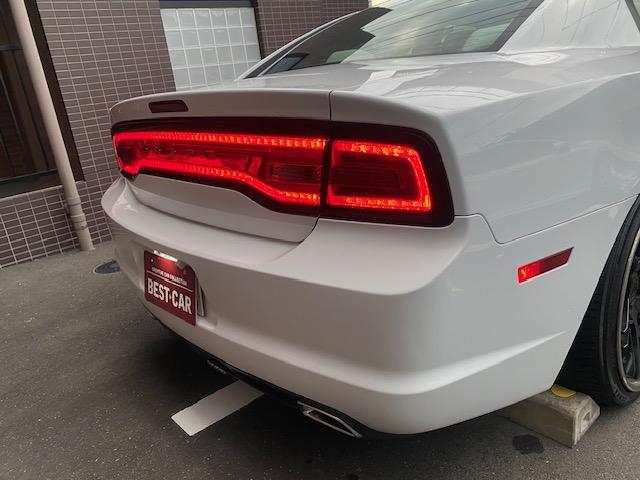 ダッジ・チャージャー ベースグレード　ＳＲＴ仕様　社外２２インチアルミホイール　ローダウン　カスタムレザー電動シート　ＬＥＤヘッドライト　ＰＵＳＨスタート　バックカメラ　クルーズコントロール　スマートキー　ＡＢＳ　エアバック　整備保証付（41枚目）