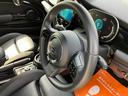 ＭＩＮＩ クーパーＳ　コンバーチブル　ミニ・ユアーズ・トリム　ユアーズ・ソフトトップ　黒革シート　バックモニター　ＡｐｐｌｅＣａｒｐｌａｙ　Ｂｌｕｅｔｏｏｔｈ　ＵＳＢ　ワイヤレス充電　シートヒーター　ドラレコ　ＥＴＣ　スマートキー（3枚目）