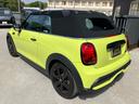 ＭＩＮＩ クーパーＳ　コンバーチブル　ミニ・ユアーズ・トリム　ユアーズ・ソフトトップ　黒革シート　バックモニター　ＡｐｐｌｅＣａｒｐｌａｙ　Ｂｌｕｅｔｏｏｔｈ　ＵＳＢ　ワイヤレス充電　シートヒーター　ドラレコ　ＥＴＣ　スマートキー（7枚目）