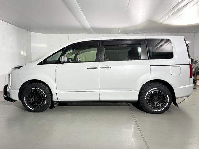 デリカD:5 P GOQBUTO-RIIIメタルグレー JAOS フロントグリル マッドフラップ エムクライム ノマド16inch ブラックアウトガーニッシュ OPEN COUNTRY R/T(5枚目)