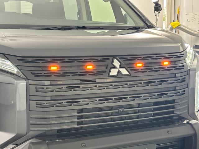 ＩＰＦ製のフロントグリルマーカーを装着しＵＳスタイルを演出◎ブラックアウトグリルと組み合わせ北米ＳＵＶカスタムを取り込んだ仕上げに◎