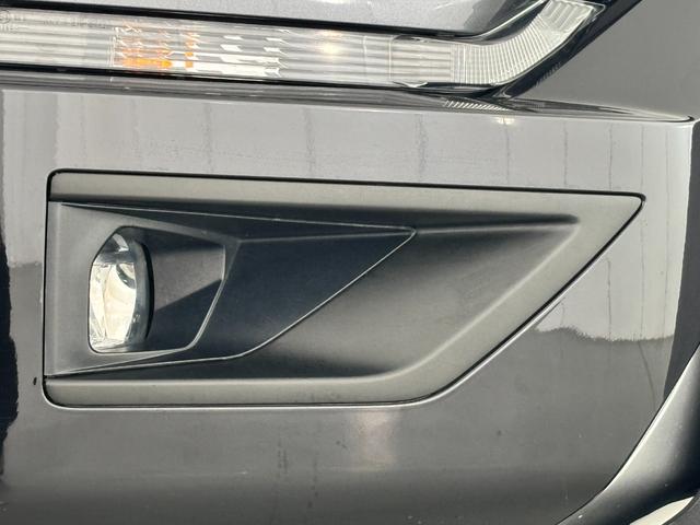 純正フロントグリルをブラックアウトカスタム済み！ノーマル状態に比べ引き締まった印象で他のＤ５とは明らかな差別化をしている◎