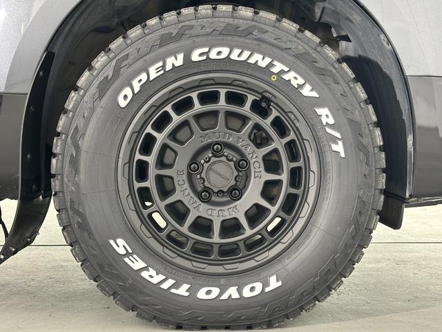 大人気のトーヨータイヤ　ＯＰＥＮ　ＣＯＵＮＴＲＹ　Ｒ／Ｔはオフロード走行性能も持たせたオールテレーンタイヤ◎ちゃんとゴツゴツ感を出しつつオンロードでの耐摩耗性と走行安定性を両立させたタイヤ◎