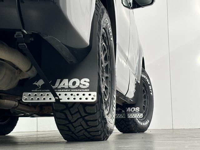 ＪＡＯＳ製マッドフラップでＳＵＶ感を高めている！フラップ下部のアルミプレートが印象的でベルトを使い吊り上げることで巻き込みを防止◎