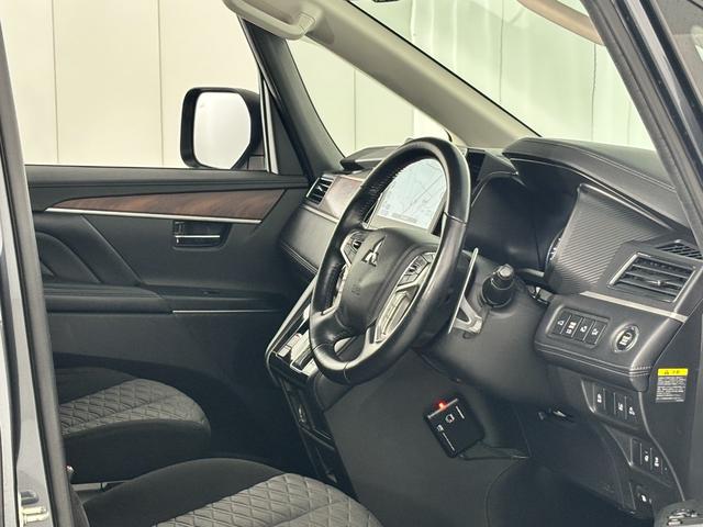 これまでのデリカＤ５は絶壁ハード樹脂の古典的オフローダー風だった運転席から繊細なデザインへと大きく変わった◎