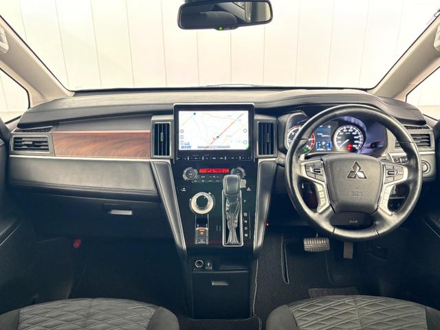 内装全体にソフトパッドを使用し高級車のような質感を実現し、サバ杢柄のパネルを加えることで上質さがアップした◎